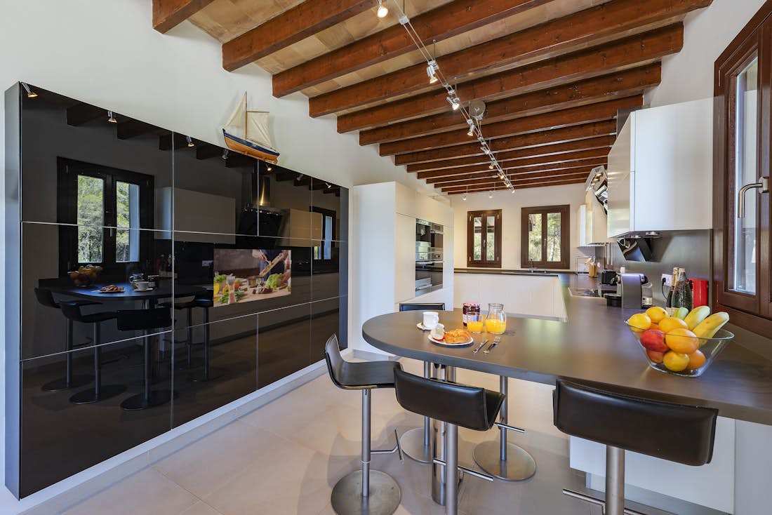 Mallorca accommodation - Villa Mal Pas Beach - Contemporary designed kitchen in family villa Mal Pas Beach in Mallorca