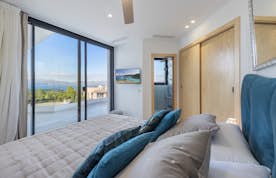 Majorque location - Villa Arc en ciel  - Chambre double moderne salle de bainVilla Arc en Ciel  vue mer Mallorca