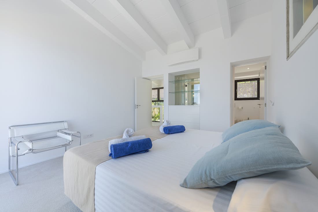 Chambre double confortable vue paysage villa Seablue de luxe avec accès à la plage  Mallorca