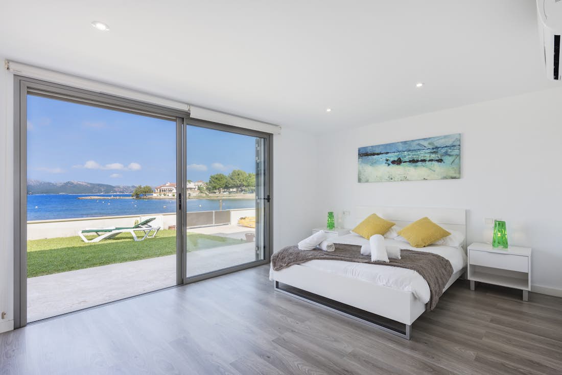 Chambre double moderne salle de bain vue sur la mer villa Can Verd de luxe familial Mallorca