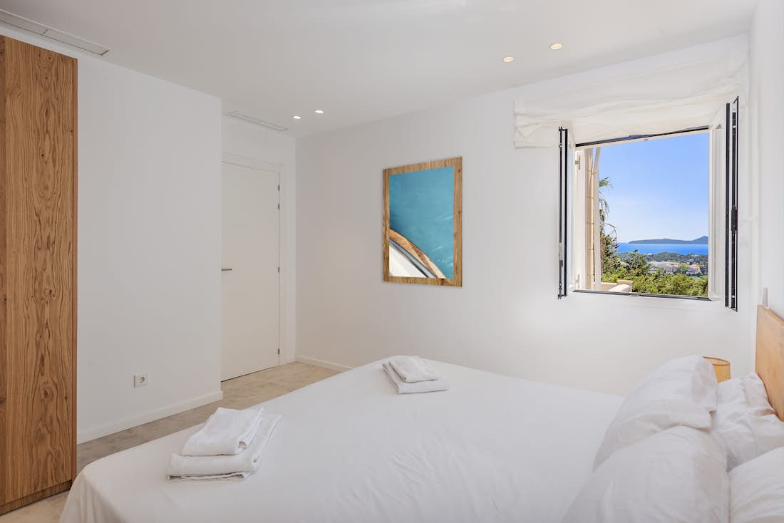 Chambre double moderne salle de bain villa Es Vila de luxe avec vues sur la montagne Mallorca