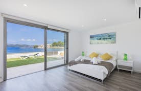Chambre double moderne salle de bain vue sur la mer villa Can Verd de luxe avec accès à la plage Mallorca