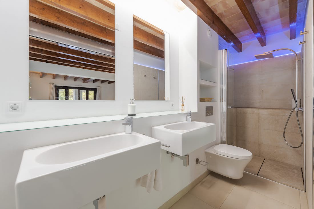 Salle de bain moderne douche à l'italienne villa Mal Pas beach  de luxe familial  Mallorca