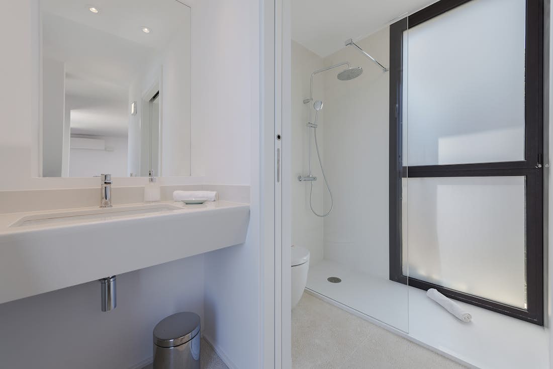 Majorque location - Villa Seablue - Chambre double moderne avec salle de bain et avec vue sur la mer dans villa Seablue de luxe avec accès à la plage à Mallorca