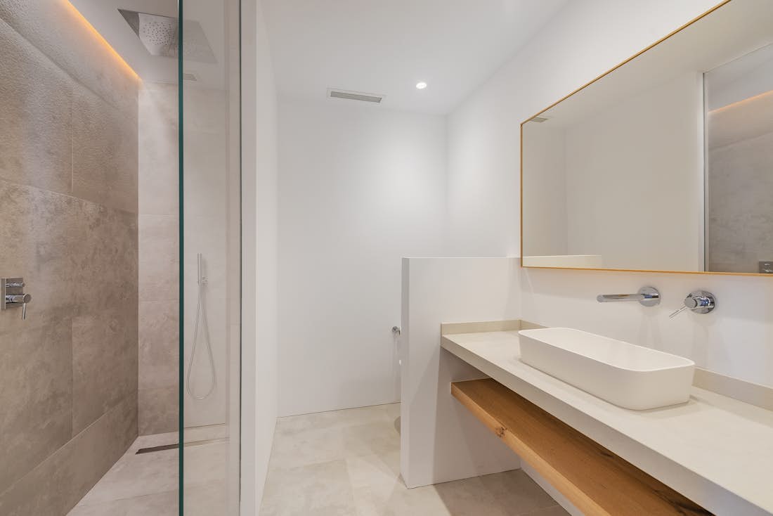 Salle de bain moderne commodités villa Barcares de luxe vue mer  Mallorca