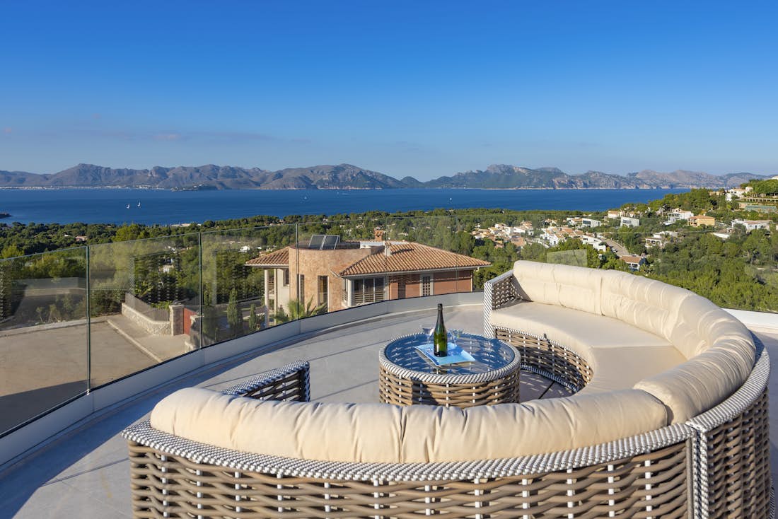 Mallorca alojamiento - Villa Arc en ciel  - Gran terraza en  Villa Arc en Ciel de lujo con vistas al mar en Mallorca
