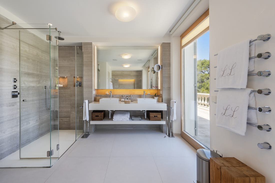 Salle de bain moderne commodités villa Lion de luxe avec piscine privée  Mallorca
