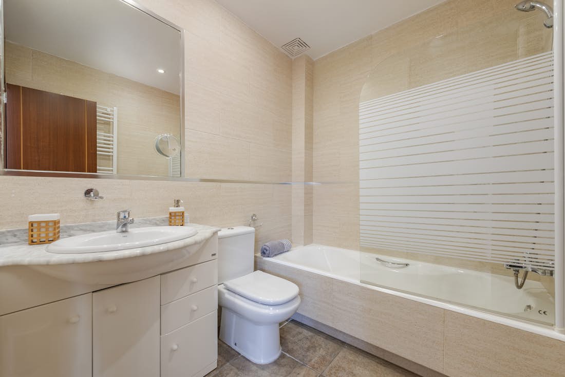 Mallorca accommodation - Villa Marisol - Bathroom with bath tub in Private pool villa Marisol in Mallorca