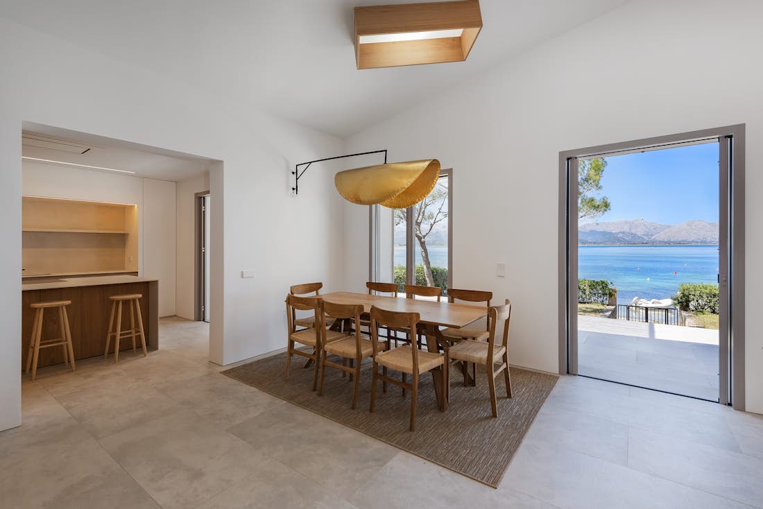 Belle salle à manger ouverte villa Barcares de luxe vue mer Mallorca
