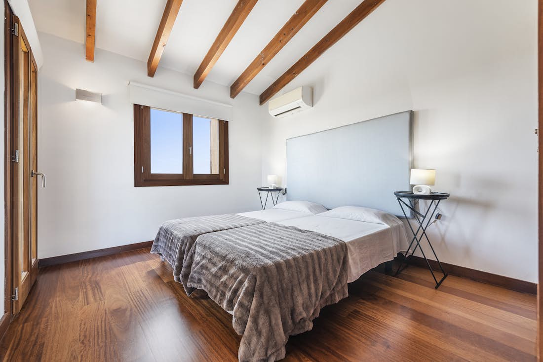 Mallorca alojamiento - Villa Oliva - Luxury double ensuite bedroom with sea view at Private pool villa Villa Oliva in Mallorca