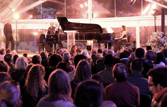 Le public admire group de jazz dans festival de musique classique à Châtel