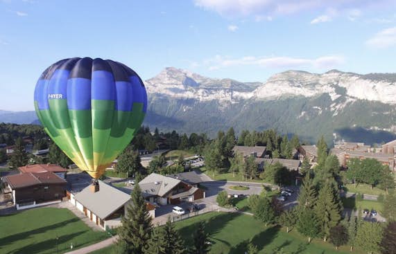 Vol montgolfière Carroz vue montagnes 