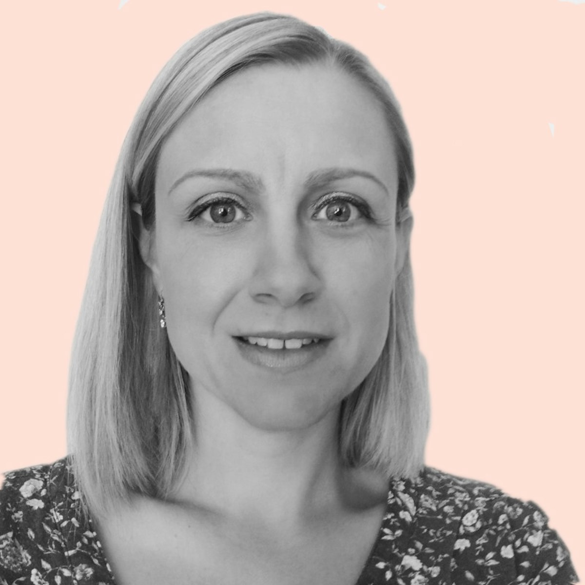 Femme souriante aux cheveux blonds sur headshot avec fond rose Tête de femme souriante aux cheveux blonds sur fond rose