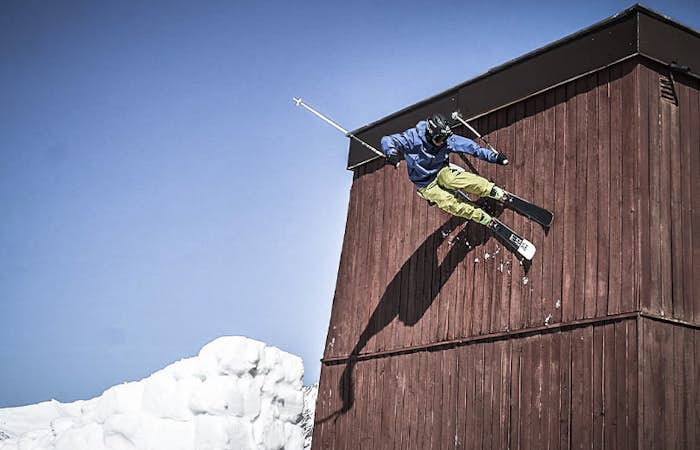 Un homme s'adonnant à l'archi ski de randonnée aux Arcs