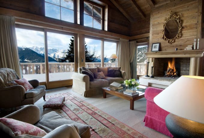 Conciergerie Val d'Isère Intérieur luxueux d'un salon dans un chalet en bois 