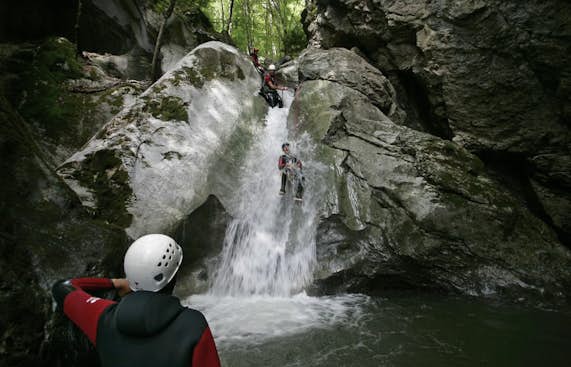 Touristes faisant canyoning eau vive Carroz