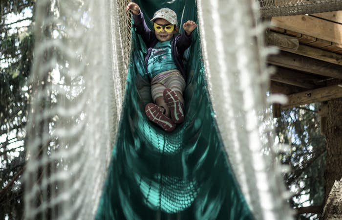 Un enfant jouant dans une zone du jardin d'aventure des Arcs