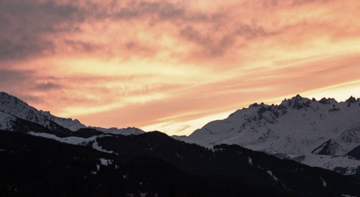 Coucher de soleil et ciel du soir paysage d'une station parmi les montagnes aux Arcs 