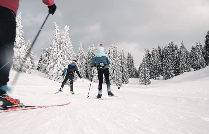 Famille faisant randonnée ski hiver Carroz