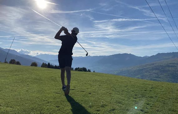 A man on a golf course playing golf in Les Arcs
