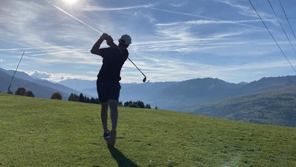 A man on a golf course playing golf in Les Arcs