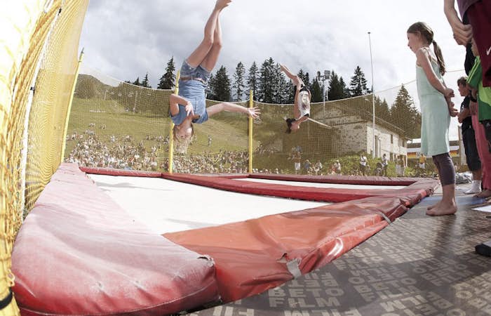 Des enfants sautant sur des trampolines aux Arcs