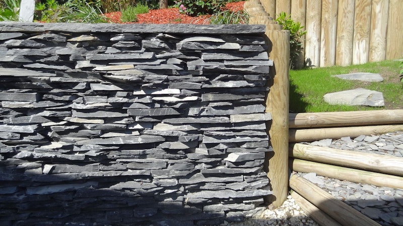 A wall made of slate by L'ardoisiere des 7 Pieds
